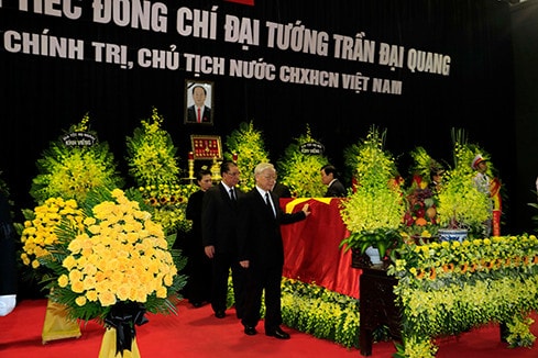 Tổng Bí thư Nguyễn Phú Trọng, nguyên Tổng Bí thư Nông Đức Mạnh, Chủ tịch Quốc hội Nguyễn Thị Kim Ngân và lãnh đạo, nguyên lãnh đạo Đảng, Nhà nước đi vòng quanh linh cữu lần cuối, tiễn biệt Chủ tịch Nước Trần Đại Quang về nơi an nghỉ cuối cùng