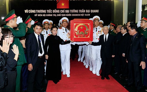 Tổng Bí thư Nguyễn Phú Trọng, Chủ tịch Quốc hội Nguyễn Thị Kim Ngân và lãnh đạo, nguyên lãnh đạo Đảng, Nhà nước đưa linh cữu Chủ tịch Nước Trần Đại Quang ra xe tang