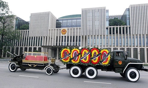 Xe đưa linh cữu Chủ tịch Nước Trần Đại Quang đi qua khu vực Nhà Quốc hội, đường Độc Lập, quận Ba Đình, Hà Nội