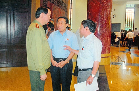 Đại tướng Trần Đại Quang khi còn là Bộ trưởng Bộ Công an trao đổi với ĐBQH Lê Như Tiến và ĐBQH Hà Sỹ Đồng (Quảng Trị) bên hành lang Hội trường tại một kỳ họp của Quốc hội Khóa XIII