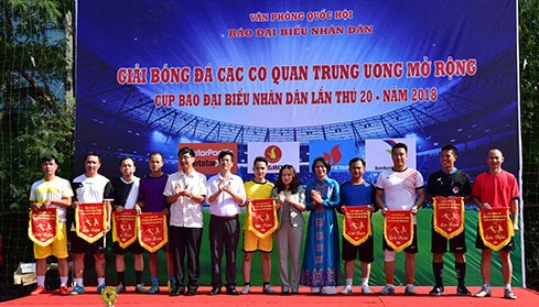 Trao cờ lưu niệm cho các đội bóng tham dự