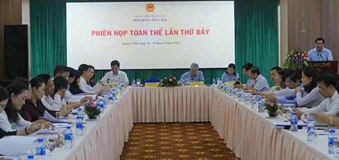 Ủy viên Trung ương Đảng, Chủ tịch Hội đồng Dân tộc Hà Ngọc Chiến phát biểu tại Phiên họp