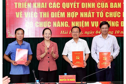 Phó Bí thư Thường trực Thành ủy Nguyễn Thị Nghĩa trao quyết định cho các địa phương thí điểm mô hình hợp nhất