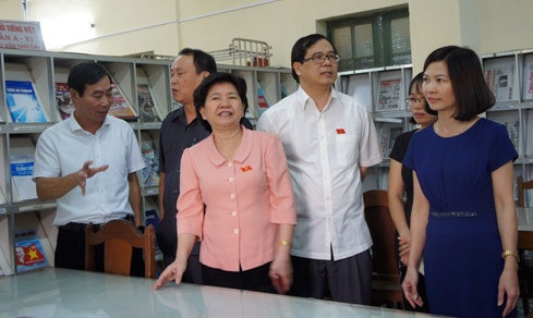 Đoàn khảo sát thăm phòng đọc báo, tạp chí của Thư viện Tổng hợp tỉnh Thái Bình