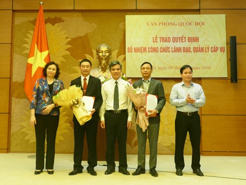 Thay mặt Đảng ủy, lãnh đạo VPQH, Phó Bí thư Thường trực Đảng ủy cơ quan VPQH Nguyễn Văn Thụ đã trao Quyết định bổ nhiệm cho ông Hoàng Nam Hải và ông Triệu Văn Bình