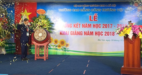 Tiến sĩ Nguyễn Duy Đô, Hiệu trường Trường Cao đẳng Công thương Việt Nam đánh trống khai giảng năm học mới