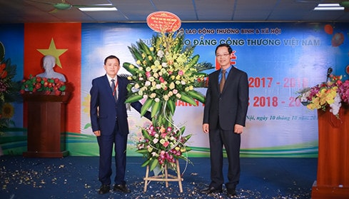 TS. Trương Anh Dũng, Phó Tổng cục trưởng Tổng cục giáo dục nghề nghiệp, Bộ Lao động Thương binh và Xã hội tặng hoa và chúc mừng nhà trường
