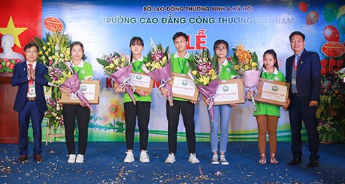 Đại diện lãnh đạo nhà trường tặng 05 máy tính xách tay cho 05 sinh viên có điểm thi THPT năm 2018 cao nhất và sinh viên có điểm xét học bạ đầu vào cao nhất