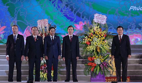 Phó Thủ tướng Trịnh Đình Dũng tặng hoa chúc mừng lãnh đạo Thành phố Phúc Yên