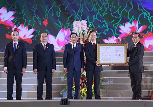 Phó Chủ tịch Quốc hội, Đại tướng Đỗ Bá Tỵ đã trao Nghị quyết của UBTVQH thành lập Thành phố Phúc Yên cho Đảng bộ, chính quyền thành phố