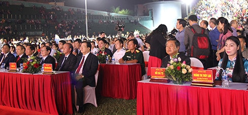 Các đại biểu dự lễ công bố Nghị quyết thành lập Thành phố Phúc Yên