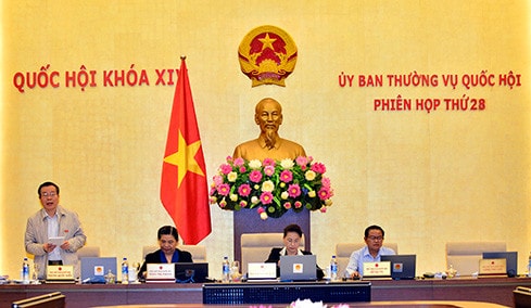 Phó Chủ tịch Quốc hội Phùng Quốc Hiển điều khiển Phiên họp sáng 16.10 Ảnh: Quang Khánh