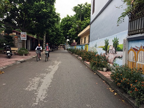 Con đường hoa, tranh bích họa - công trình của phụ nữ xã Đan Phượng, huyện Đan Phượng Ảnh: Đào Cảnh