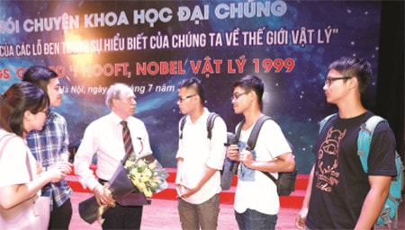GS. Gerard't Hooft - Giải thưởng Nobel Vật lý năm 1999 trao đổi với sinh viên ĐHQG Hà Nội ngày 31.7.2017 Ảnh: VNU