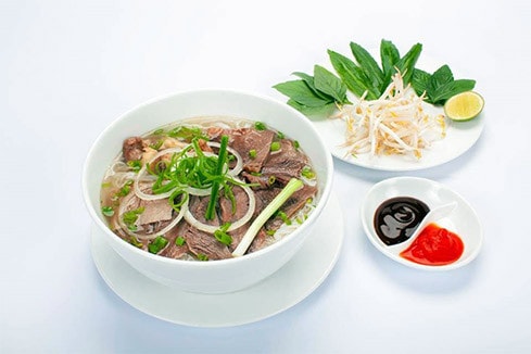 Phở bò – một thức quà sáng quá quen thuộc nhưng qua bàn tay đầu bếp của Nhà hàng 37 Hùng Vương đã được nâng cấp với nhiều gia vị thượng hạng