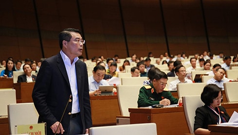 Thống đốc Ngân hàng Nhà nước Lê Minh Hưng phát biểu giải trình, làm rõ những nội dung ĐBQH nêu ra Ảnh: Quang Khánh