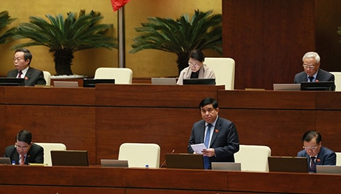 Bộ trưởng Bộ Kế hoạch và Đầu tư Nguyễn Chí Dũng phát biểu giải trình, làm rõ một số vấn đề ĐBQH quan tâm về thực hiện kế hoạch đầu tư công trung hạn Ảnh: Quang Khánh