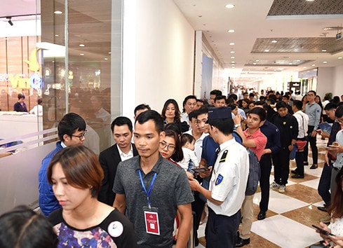 Hàng ngàn khách hàng đã có mặt từ rất sớm tại trung tâm thương mại Times City để trở thành những người đầu tiên được “dạo bước” trong căn hộ mơ ước VinCity Ocean Park. Tại sự kiện, Chủ đầu tư giới thiệu nhiều mẫu căn hộ hiện đại, có diện tích thông minh, công năng linh hoạt, đáp ứng nhu cầu đa dạng của các đối tượng khách hàng khác nhau Căn hộ 2 phòng ngủ tiện nghi cho các gia đình trẻ. Căn hộ này đặc biệt thu hút sự chú ý của các khách hàng khi “gợi ý” cho khách hàng các đồ nội thất thông minh nhằm tối ưu hóa không gian. Ví dụ như một chiếc tủ có thể nhanh chóng chuyển thành chiếc bàn ăn cho cả gia đình hay chiêc bàn làm việc trong một vài tích tắc có thể biến hình thành chiếc giường ngủ thoải mái Căn hộ 3 phòng ngủ dành cho gia đình đa thế hệ chung sống “tam đại đồng đường” với 3 phòng ngủ rộng rãi Các căn hộ VinCity đều được ra mắt với thiết kế hiện đại, ban công được bố trí rộng thoáng hút ánh nắng và gió tự nhiên vào trong nhà, không gian bếp và phòng khách liên thông, phòng ngủ thoáng đãng, có cửa sổ lớn