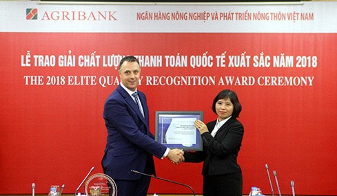 Giám đốc phụ trách Quan hệ Định chế tài chính khu vực Đông Nam Á ngân hàng J.P Morgan Jason Clinton trao Chứng nhận “Chất lượng thanh toán xuất sắc” cho Agribank