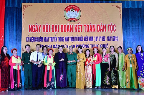 Phó Chủ tịch Thường trực Quốc hội Tòng Thị Phóng với bà con khu dân cư số 9 và số 10, phường Thụy Khuê, quận Tây Hồ, Hà Nội