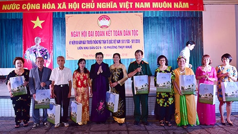 Phó Chủ tịch Thường trực Quốc hội Tòng Thị Phóng tặng quà cho 10 gia đình tiêu biểu xuất sắc của phường Thụy Khuê