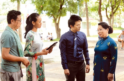 Đạo diễn Mai Thế Hiệp (bìa trái) chỉ đạo một cảnh trong phim
