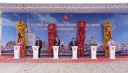 Các đại biểu chính thức bấm nút động thổ Trường Đại học VinUni nằm trong Quần thể Đại Đô thị VinCity Ocean Park, Gia Lâm, Hà Nội
