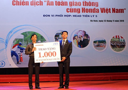 Công ty Honda Việt Nam trao tặng 1.000 mũ bảo hiểm cho đoàn viên, thanh niên tỉnh Hà Nam (Nguồn: TTXVN)