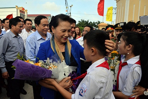 Chủ tịch Quốc hội Nguyễn Thị Kim Ngân với các cháu học sinh trong Ngày hội đại đoàn kết toàn dân tộc tại Thôn Nam Ô Trình, xã Thụy Trình, Thái Bình