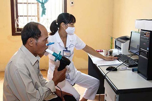Nguyên nhân gây bệnh phổi tắc nghẽn mãn tính hàng đầu là hút thuốc lá, thuốc lào và ô nhiễm không khí. (Nguồn: ITN)