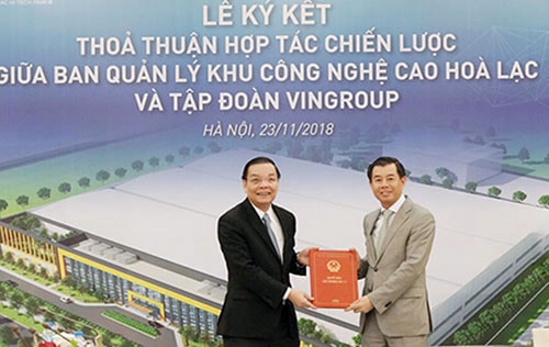 Bộ trưởng Chu Ngọc Anh trao chứng nhận đầu tư cho Tổng Giám đốc Tập đoàn Vingroup Nguyễn Việt Quang