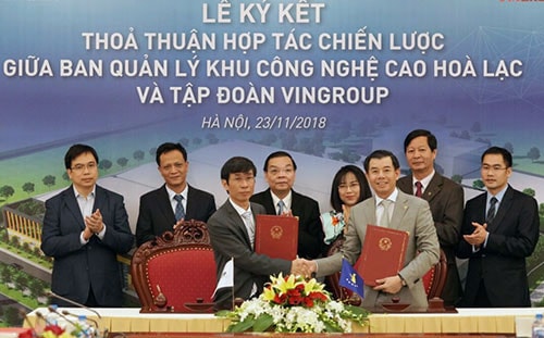 Đại diện Lãnh đạo Ban Quản lý khu CNC Hòa Lạc và Tập đoàn Vingroup trao bản thỏa thuận hợp tác chiến lược