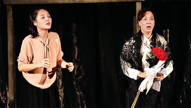 NSND Lê Khanh (phải) tập một cảnh trong vở “Cậu Vanya”