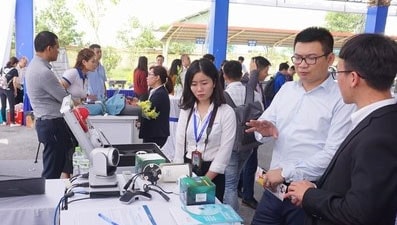 Khách hàng tham quan gian hàng trưng bày sản phẩm