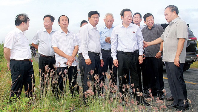 Phó Chủ tịch Quốc hội Phùng Quốc Hiển khảo sát khu vực thường xuyên ngập nước tại huyện Năm Căn Ảnh: Trần Văn