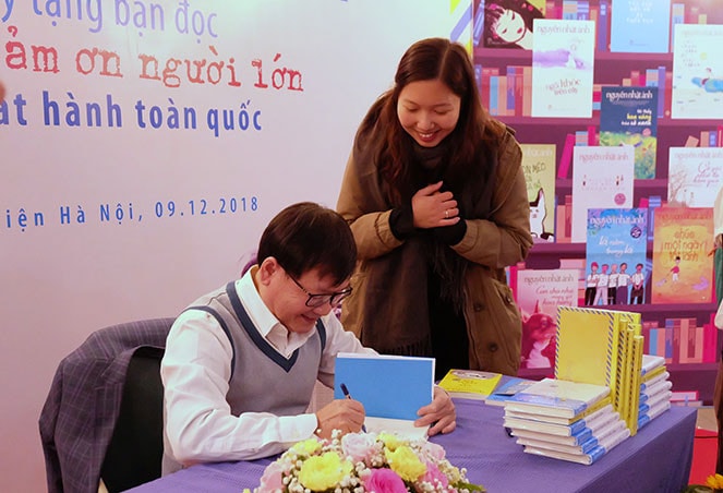 Nhà văn Nguyễn Nhật Ánh ký tặng sách “Cảm ơn người lớn” Ảnh: Thảo Nguyên