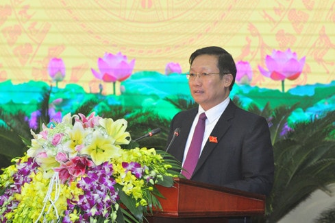 Phó Chủ tịch Thường trực HĐND tỉnh Đặng Minh Ngọc thông qua chương trình tại Kỳ họp