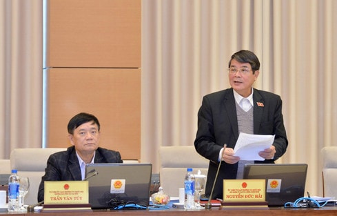 Chủ nhiệm Ủy ban Tài chính - Ngân sách Nguyễn Đức Hải trình bày Báo cáo thẩm tra hai Tờ trình của Chính phủ Ảnh: Quang Khánh
