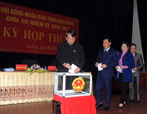 Các đại biểu HĐND tỉnh bỏ phiếu bầu các chức danh tại kỳ họp