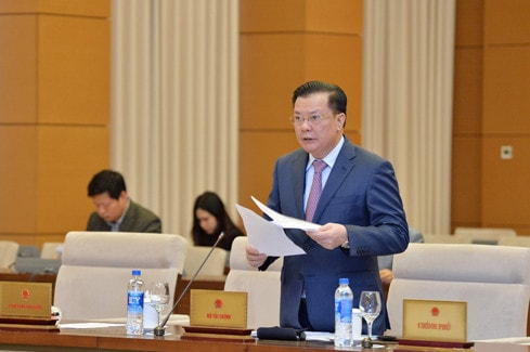 Bộ trưởng Bộ Tài chính Đinh Tiến Dũng trình bày hai Tờ trình của Chính phủ về việc bổ sung kinh phí mua bù thuốc thú y dự trữ quốc gia đã xuất cấp trong năm 2017; bổ sung kinh phí mua bù gạo dự trữ quốc gia Ảnh: Quang Khánh