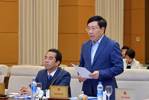 Phó Thủ tướng, Bộ trưởng Bộ Ngoại giao Phạm Bình Minh trình bày Tờ trình về dự thảo Nghị định của Chính phủ quy định một số chế độ đối với thành viên cơ quan Việt Nam ở nước ngoài Ảnh: Quang Khánh
