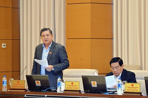 Chủ nhiệm Ủy ban Đối ngoại Nguyễn Văn Giàu trình bày Báo cáo thẩm tra về dự thảo Nghị định của Chính phủ quy định một số chế độ đối với thành viên cơ quan Việt Nam ở nước ngoài Ảnh: Quang Khánh