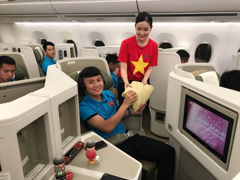 Phục vụ đội tuyển trên chuyến bay VN680 từ Kuala Lumpur về Hà Nội ngày 12.12.2018