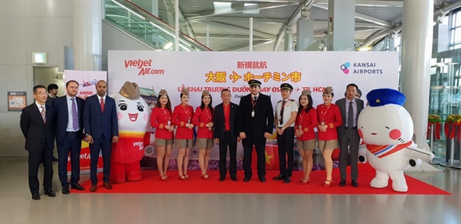 Giám đốc điều hành Vietjet Lưu Đức Khánh và đại diện Bộ Đất đai, hạ tầng, giao thông và Du lịch Nhật Bản cắt băng khai trương tại sân bay Kansai