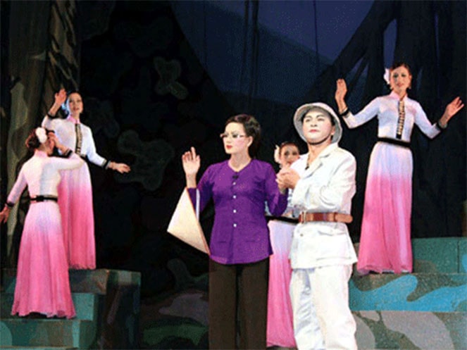 “Mệnh lệnh thần kỳ” (Biên kịch: Trần Đình Ngôn, Đạo diễn: NSND Bùi Đắc Sừ) - vở diễn đầu tiên xây dựng hình tượng Đại tướng Võ Nguyên Giáp trên sân khấu chèo