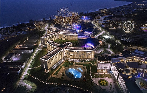 Tại Việt Nam, việc một số casino đầu tiên cho phép người Việt vào chơi đang trong giai đoạn triển khai được các chuyên gia nhận định sẽ mở ra cơ hội tăng trưởng mới cho bất động sản nghỉ dưỡng vốn giàu tiềm năng với nhiều cảnh sắc tự nhiên hấp dẫn, có lợi thế so với những quốc gia trong khu vực.