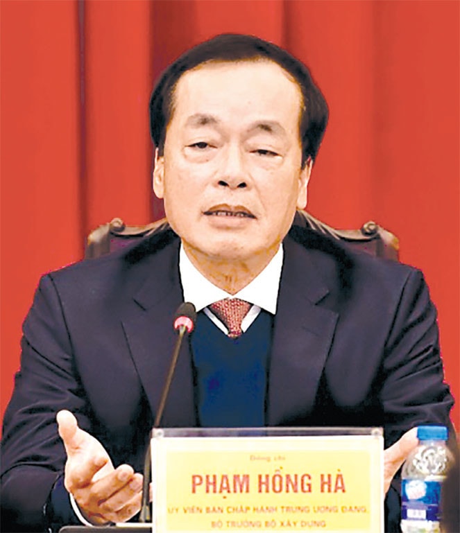 Bộ trưởng Bộ Xây dựng PHẠM HỒNG HÀ: Theo dõi chặt tình hình triển khai pháp luật về quy hoạch Để thực hiện thắng lợi nhiệm vụ năm 2019 cần tạo sự chuyển biến mạnh mẽ trong việc nghiên cứu hình thành các công cụ quản lý cơ chế chính sách mới để nâng cao hơn nữa hiệu quả quản lý nhà nước trên tất cả lĩnh vực quy hoạch, kiến trúc, hoạt động xây dựng, phát triển đô thị, phát triển hạ tầng kỹ thuật, nhà ở, bất động sản, vật liệu xây dựng, tái cơ cấu ngành và doanh nghiệp, đơn vị sự nghiệp… Trong đó tập trung thực hiện một số nội dung mới là: Hoàn thiện thể chế về xây dựng để đến cuối nhiệm kỳ bảo đảm sự đồng bộ, phù hợp với thực tiễn và yêu cầu phát triển đất nước của hệ thống quy định pháp luật về xây dựng. Theo dõi chặt chẽ tình hình triển khai Luật Quy hoạch, Luật sửa đổi, bổ sung các luật có nội dung liên quan đến quy hoạch. Kịp thời đề xuất với Chính phủ các giải pháp thực hiện tốt công tác quy hoạch xây dựng, quy hoạch đô thị không để có sự vướng mắc, rối loạn, chậm trễ trong quá trình thực hiện. Hạn chế và tiến tới chấm dứt tình trạng điều chỉnh quy hoạch tùy tiện, sai quy định, triển khai kịp thời có hiệu quả đề án phát triển đô thị thông minh. Đề xuất các giải pháp tổng thể về phát triển đô thị để tạo động lực mới cho phát triển kinh tế xã hội năm 2019 và các năm sau. H. Lan ghi