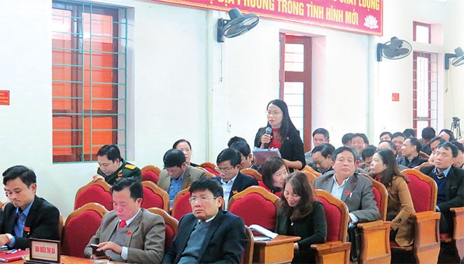 Đại biểu HĐND thị xã Hồng Lĩnh, Hà Tĩnh thảo luận vào nội dung nghị quyết Ảnh: Bình Nguyên