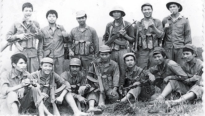 Cựu chiến binh Đặng Vương Hưng (cầm ống nhòm) cùng tiểu đội bộ binh trên điểm chốt 636, Tràng Định, Lạng Sơn năm 1984