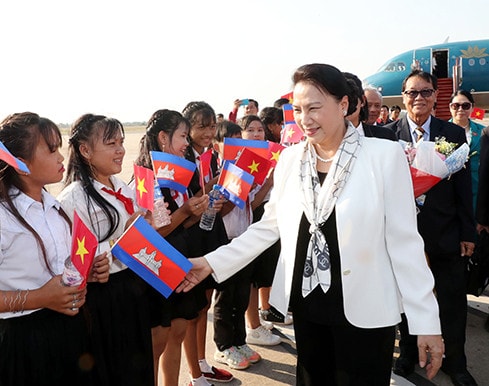 Cộng đồng người Việt Nam đang sinh sống, học tập và làm việc tại Campuchia đón Chủ tịch Quốc hội Nguyễn Thị Kim Ngân và Đoàn đại biểu cấp cao Quốc hội nước ta tại sân bay